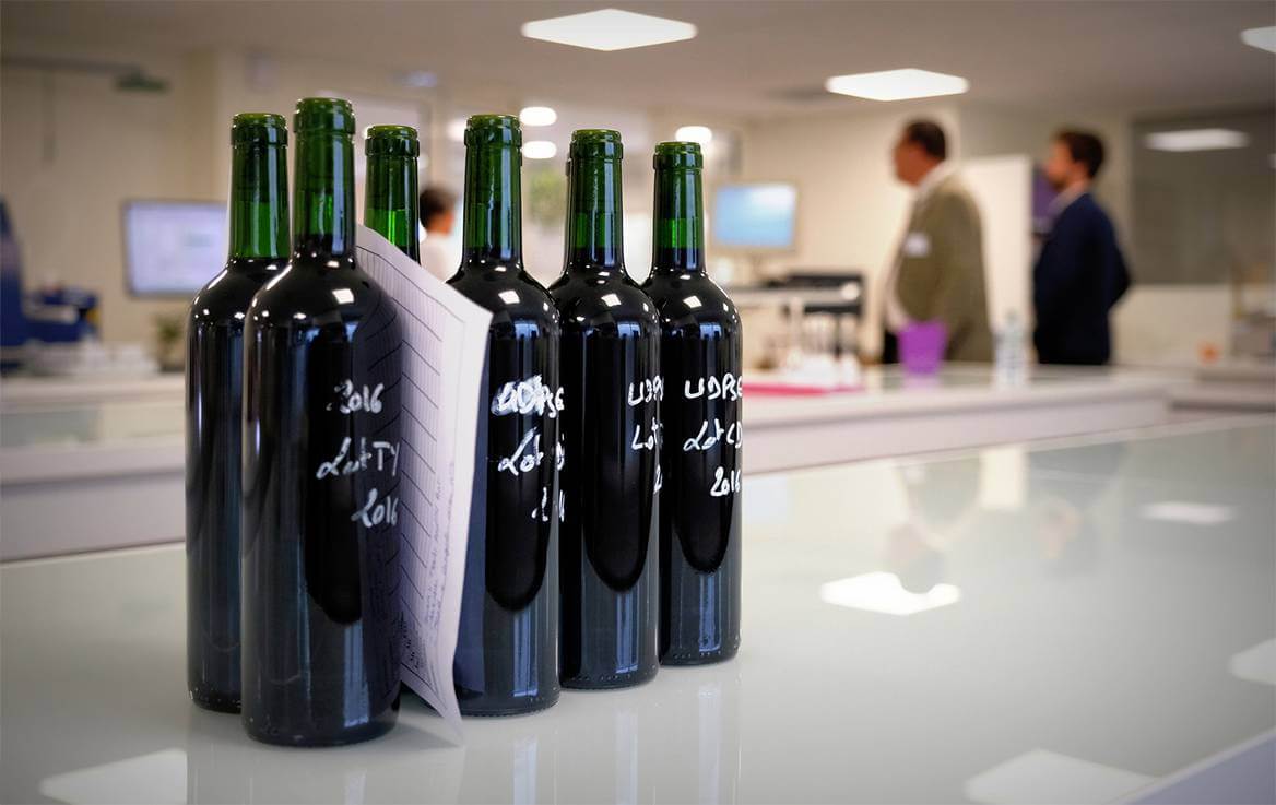Campus Montagnac : Pôle Vins Tranquilles - Bouteilles de vin dans le laboratoire SOFRALAB
